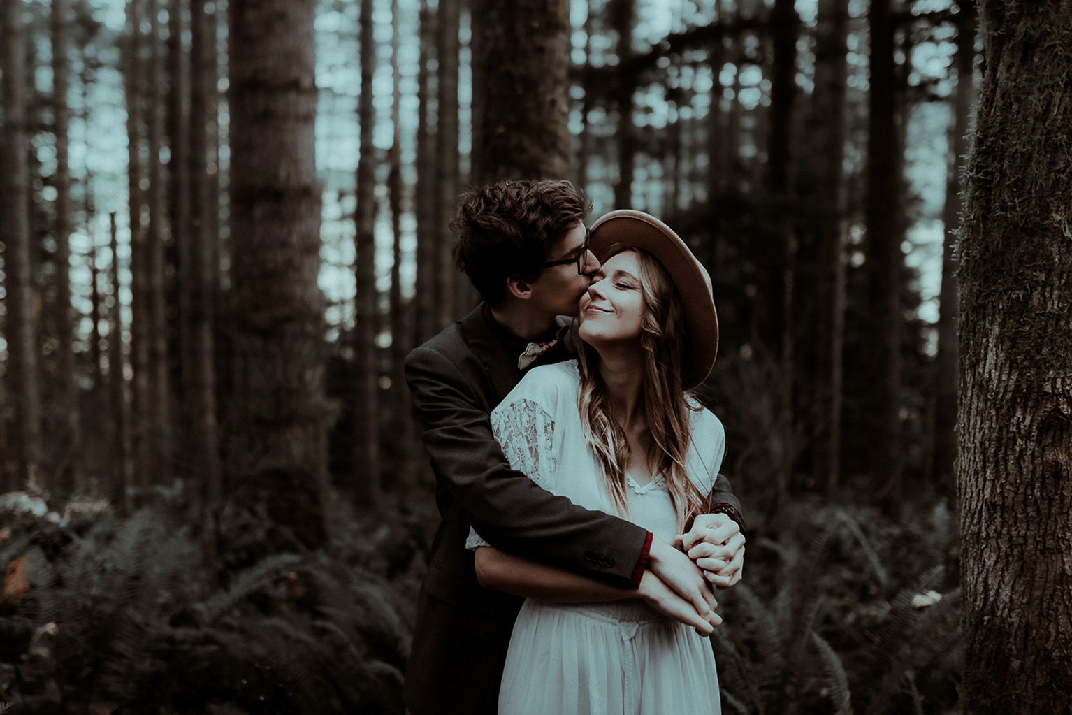 GIF d'un couple qui partage un moment de tendresse dans la forêt des Landes à l'occasion de leur séance photo couple.