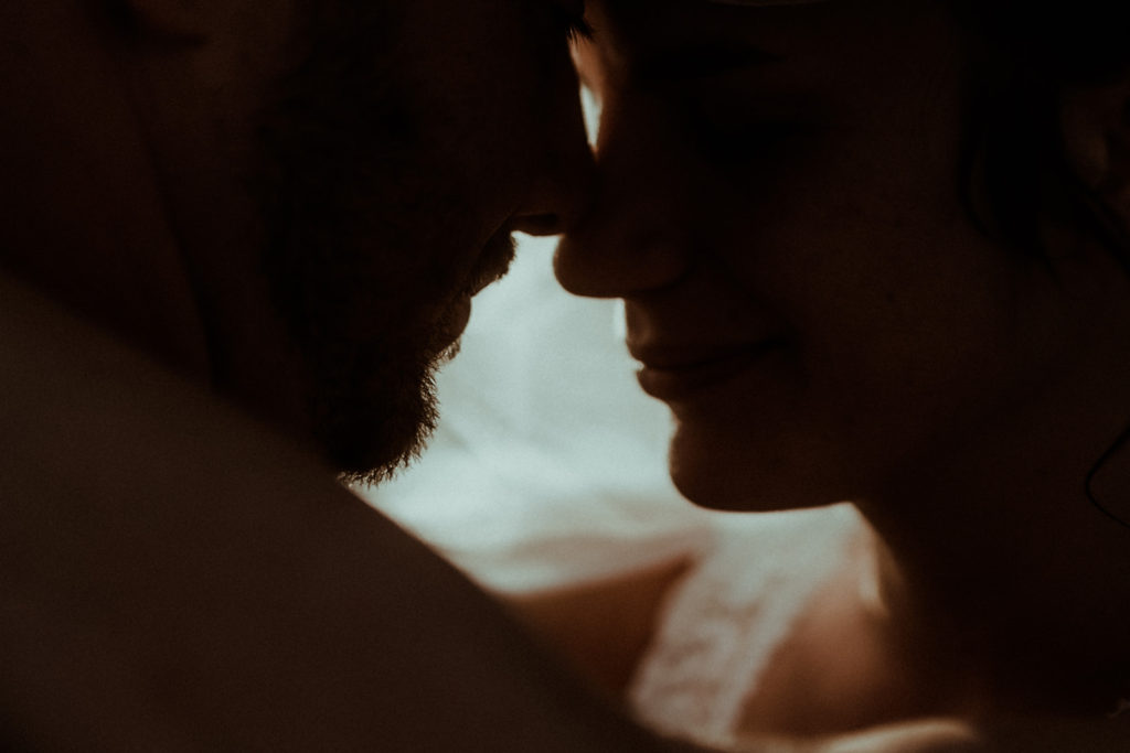 cette photo de mariage est un plan serré et romantique d'un couple marié qui s'apprête à s'embrasser. Cette photo de mariage est prise par la photographe de mariage dans les landes et le pays basque Gaétane Glize