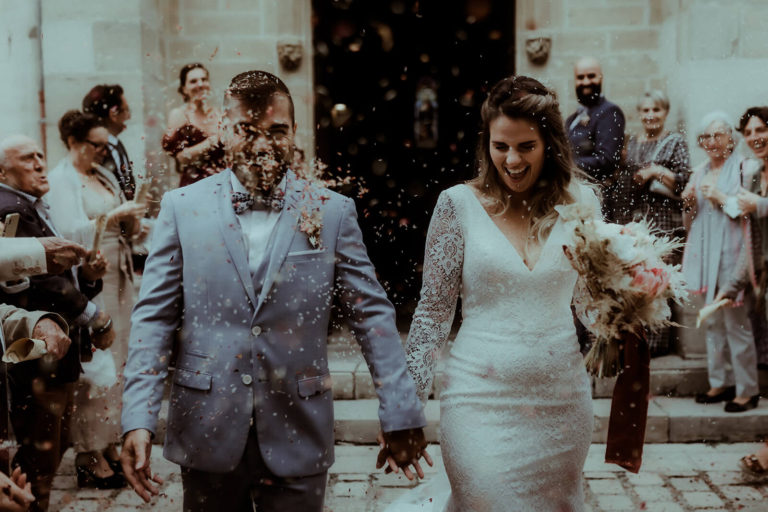 Un moment de fête et de célébration à la sortie de la cérémonie religieuse de mariage à l'église photographié par Gaétane Glize, votre photographe de mariage à Dax.