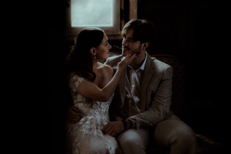 Un moment de tendresse entre les mariés photographié par Gaétane Glize, photographe mariage Dax.