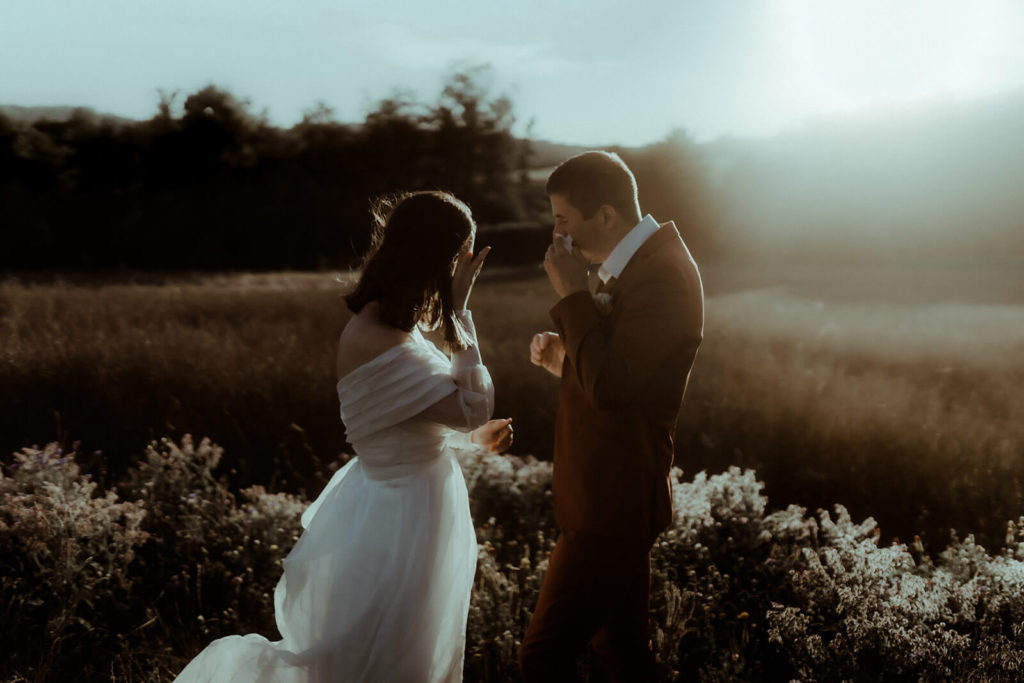 Les mariés pleurent pendant la lecture de leurs voeux de mariage. Un moment d'émotions capturé par la photographe de mariage Gaétane Glize dans les Landes.