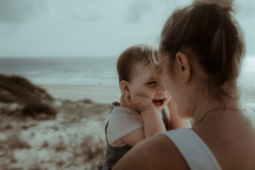 Une petite fille est pleine d'émotions face à sa maman pendant leur séance photo famille à la plage de Seignosse dans les Landes.