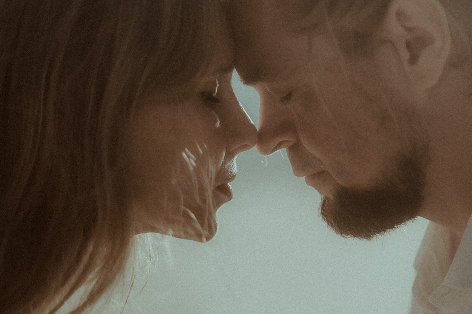 Les visages d'un couple qui partage un moment de douceur et de complicité pendant leur séance photo avec Gaétane Glize, photographe couple landes.