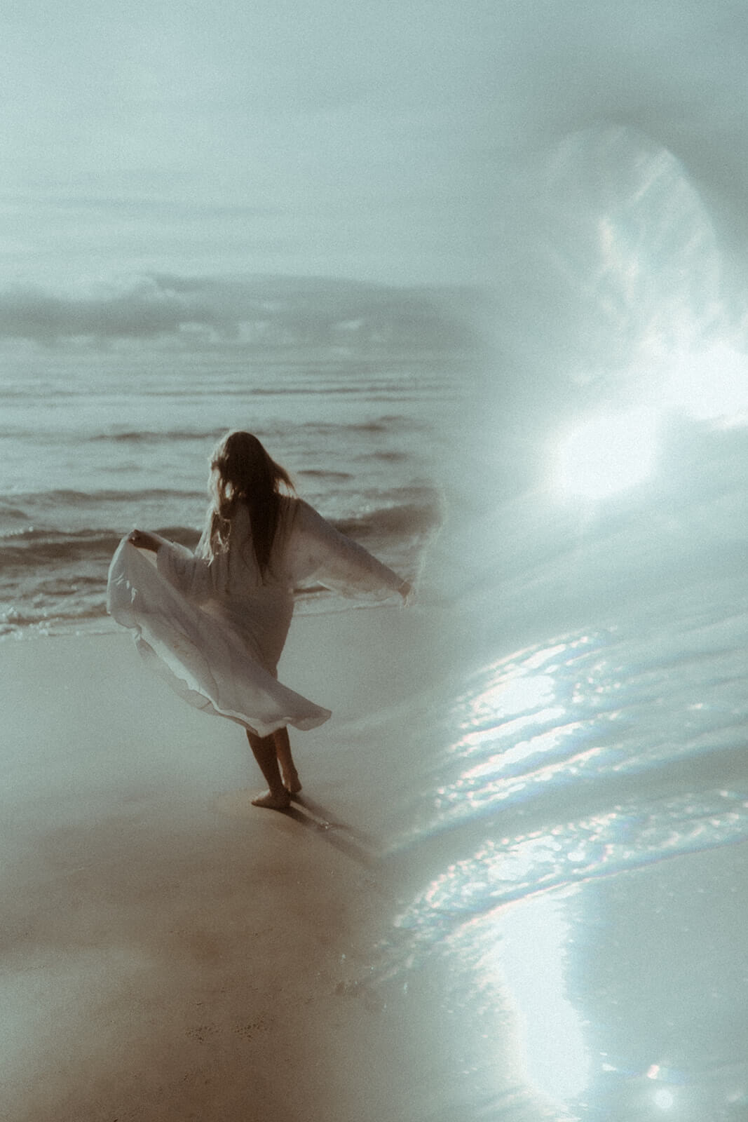 La mariée danse sur la plage de Mimizan dans les Landes pour célébrer son mariage avec sa photographe Gaétane Glize.