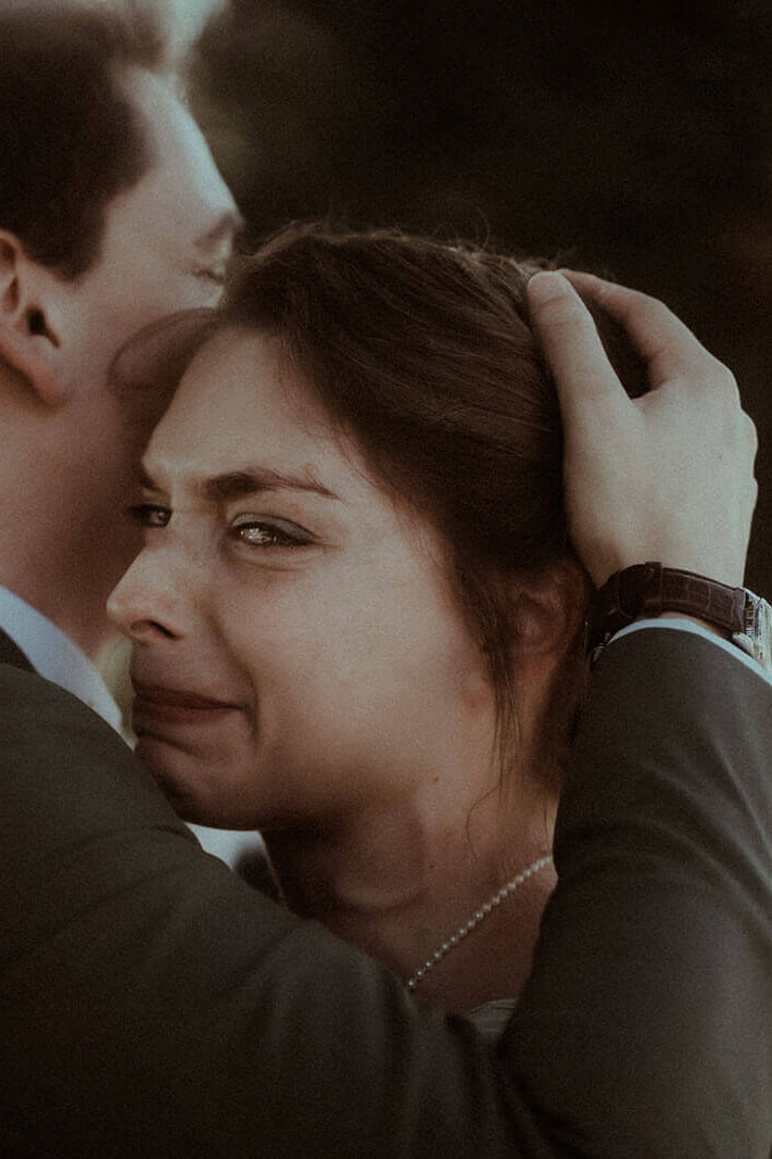 Une mariée pleure d'émotion. De belles larmes d'amour capturées par Gaétane Glize, photographe mariage Landes, au domaine de Bassibé.