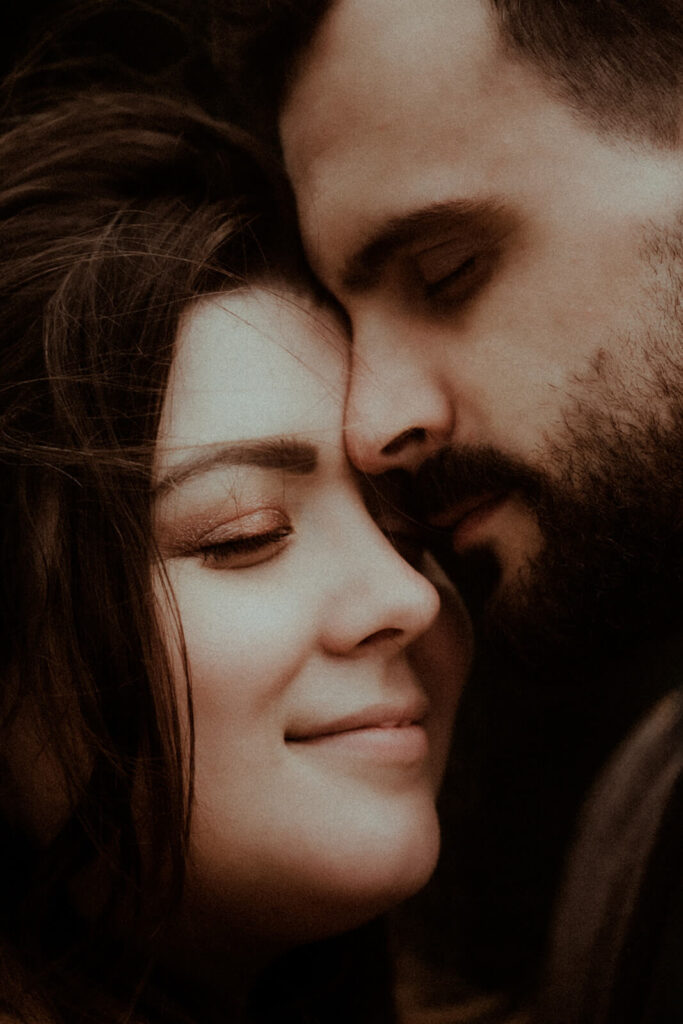 Les visages d'un couple amoureux, ils sourient et ferment les yeux. Un moment de tendresse pendant leur séance photo couple dans les Landes pour célébrer leur anniversaire de mariage.