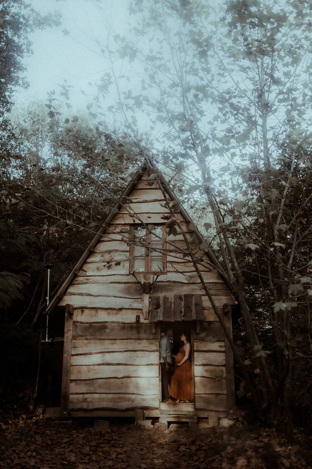 Un couple se tient devant la cabane en bois Landifornia à Hossegor pour leur séance photo couple intimiste et cozy en intérieur avec la photographe Gaétane Glize, photographe couple landes.