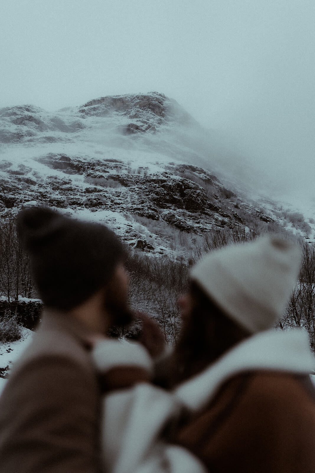 Un couple devant une montagne enneigée dans les Pyrénées pendant leur séance photo de couple avec Gaétane Glize.