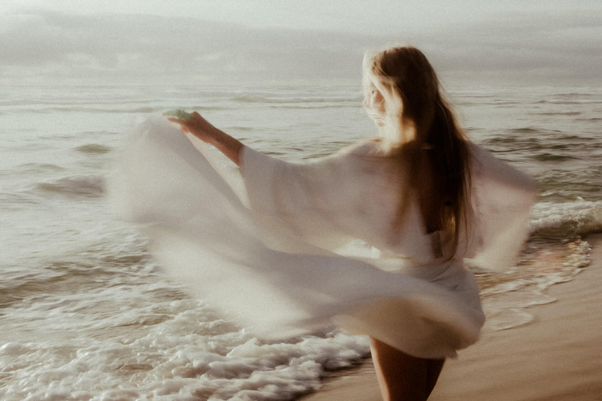 gaetane-glize-portrait-femme-muse-fee-plage-coucher-soleil-1002