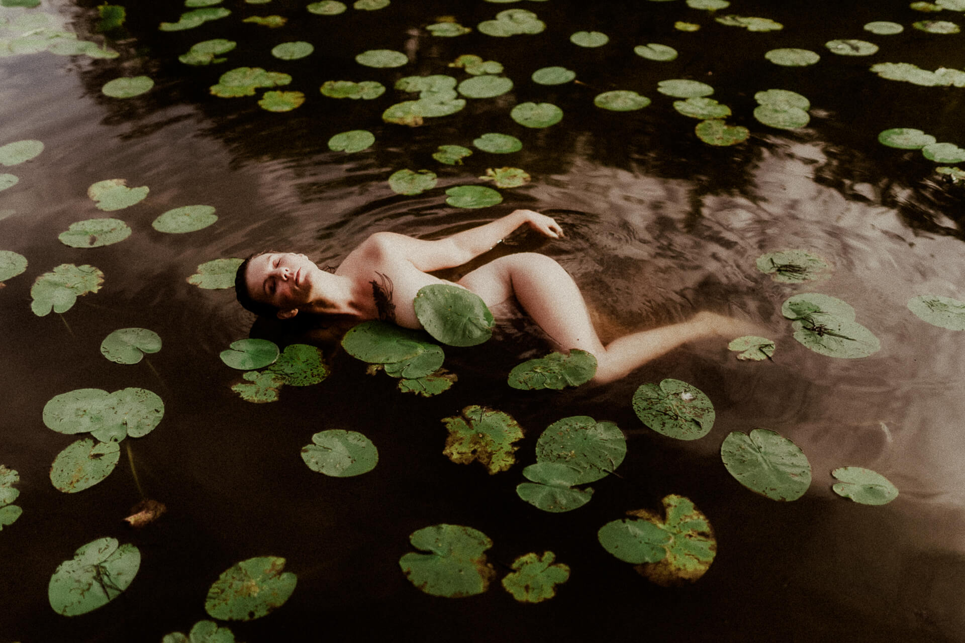 gaetane-glize-portrait-photographie-branding-femme-nymphe-lac-nenuphars-1006